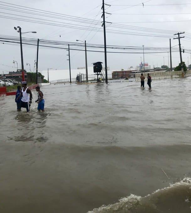 Las lluvias torrenciales inundan la capital dominicana