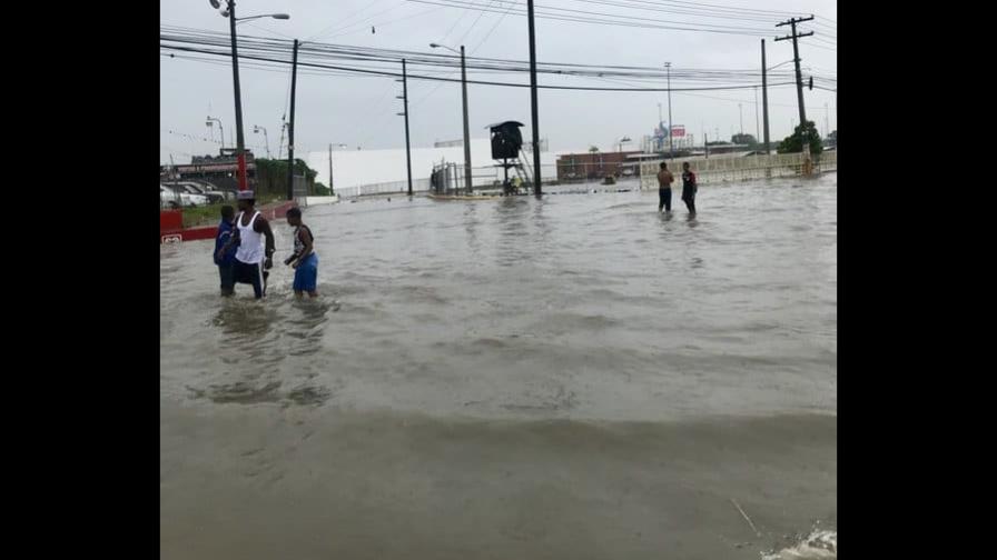 Las lluvias torrenciales inundan la capital dominicana