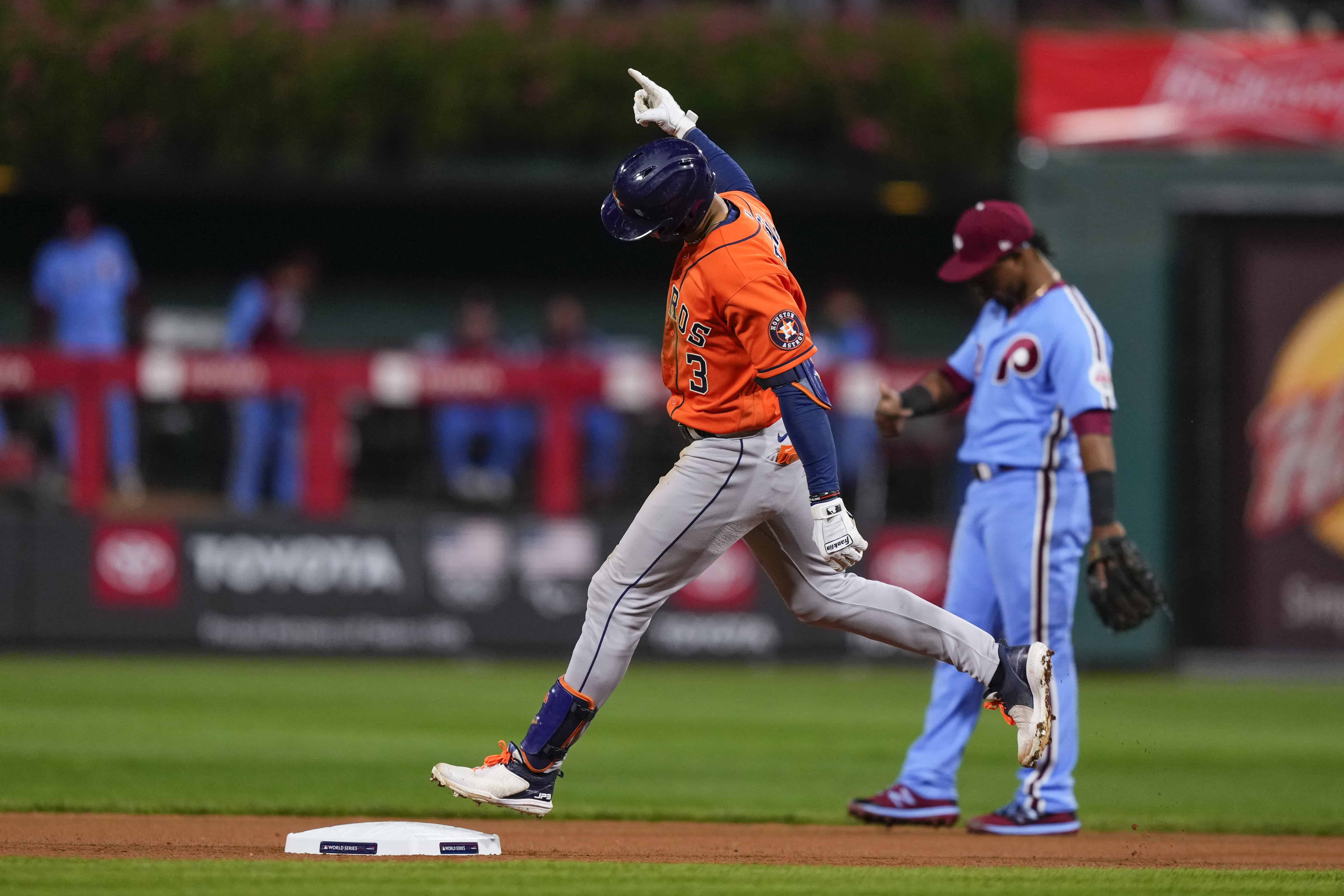 Jeremy Peña celebra tras conectar un jonrón para los Astros de Houston ante los Filis de Filadelfia en el quinto juego de la Serie Mundial, el jueves 3 de noviembre de 2022. <br>