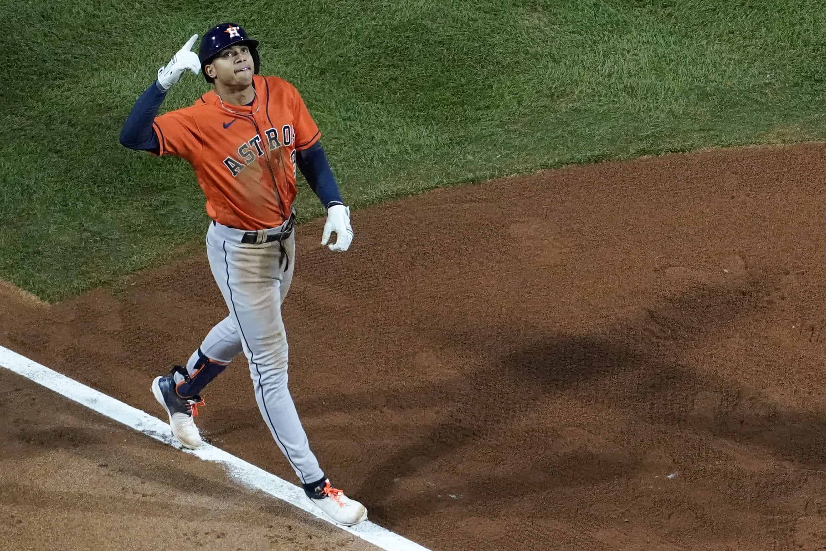 Jeremy Peña celebra tras conectar un jonrón para los Astros de Houston ante los Filis de Filadelfia en el quinto juego de la Serie Mundial, el jueves 3 de noviembre de 2022.