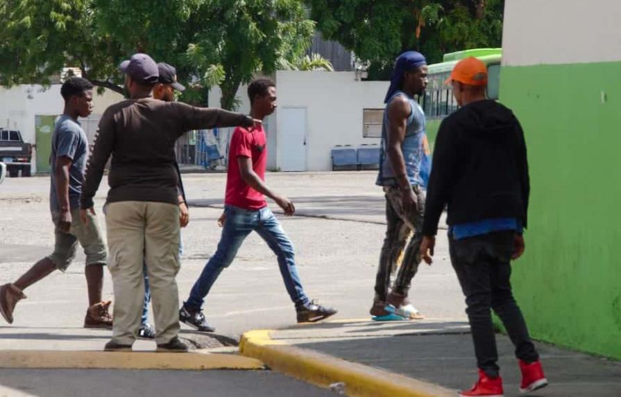 Denuncian Migración sigue reteniendo estudiantes haitianos en Santiago en sus operativos