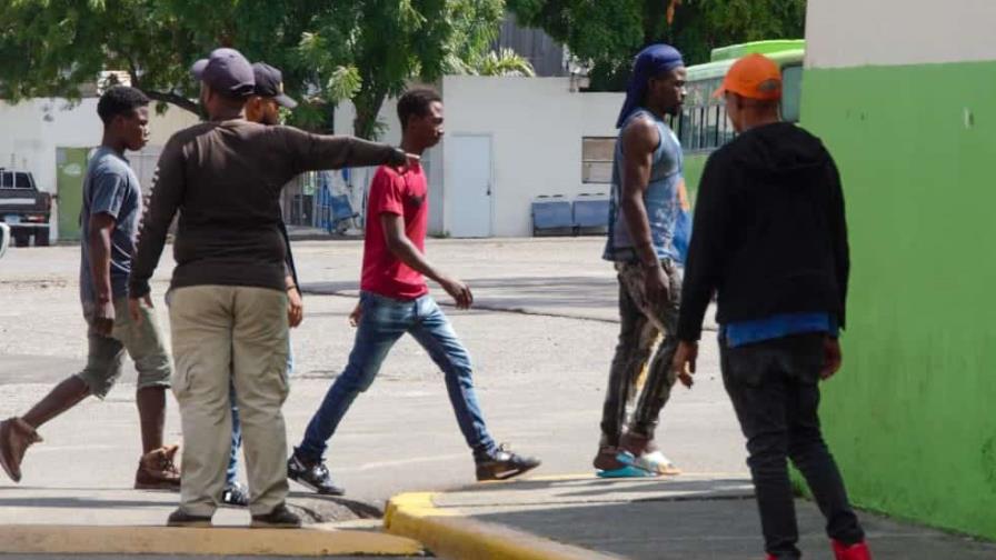 Denuncian Migración sigue reteniendo estudiantes haitianos en Santiago en sus operativos Denuncian Migración sigue reteniendo estudiantes haitianos en Santiago en sus operativos