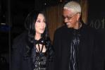 ¿Son pareja? Cher se deja ver de la mano con Alexander Edwards, 40 años menor que ella