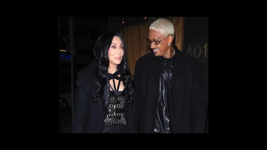 ¿Son pareja? Cher se deja ver de la mano con Alexander Edwards, 40 años menor que ella
