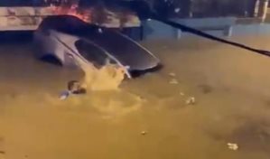Hombre casi se ahoga al caer desde su vehículo en calle inundada