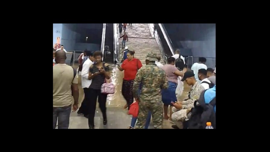 Extienden horario del metro y teleférico ante caos por lluvias