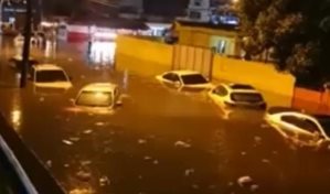 Decenas de vehículos inundados por las lluvias que han colapsado Santo Domingo