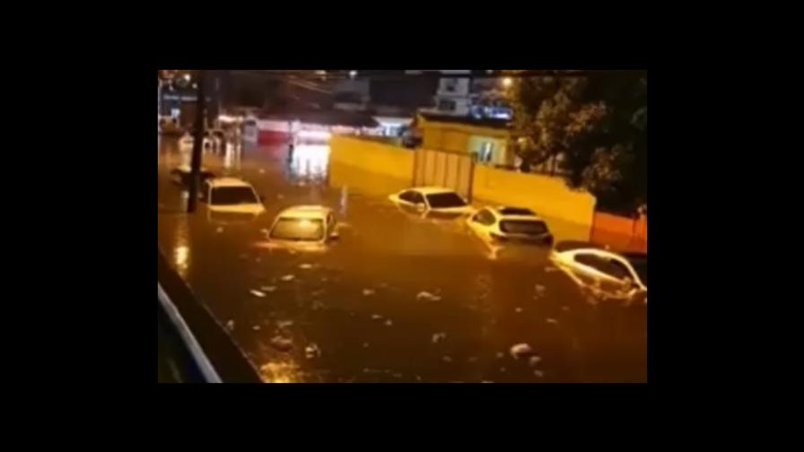 Decenas de vehículos inundados por las lluvias que han colapsado Santo Domingo