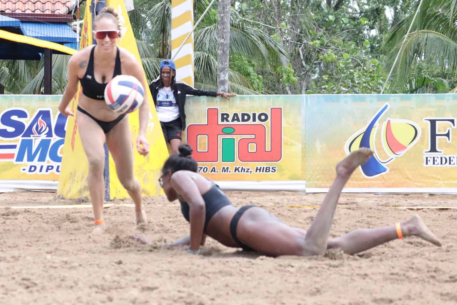 Acción en la jornada matutiva del sábado 5 de noviembre en el voleibol de playa Norceca, Hato Mayor 2022.