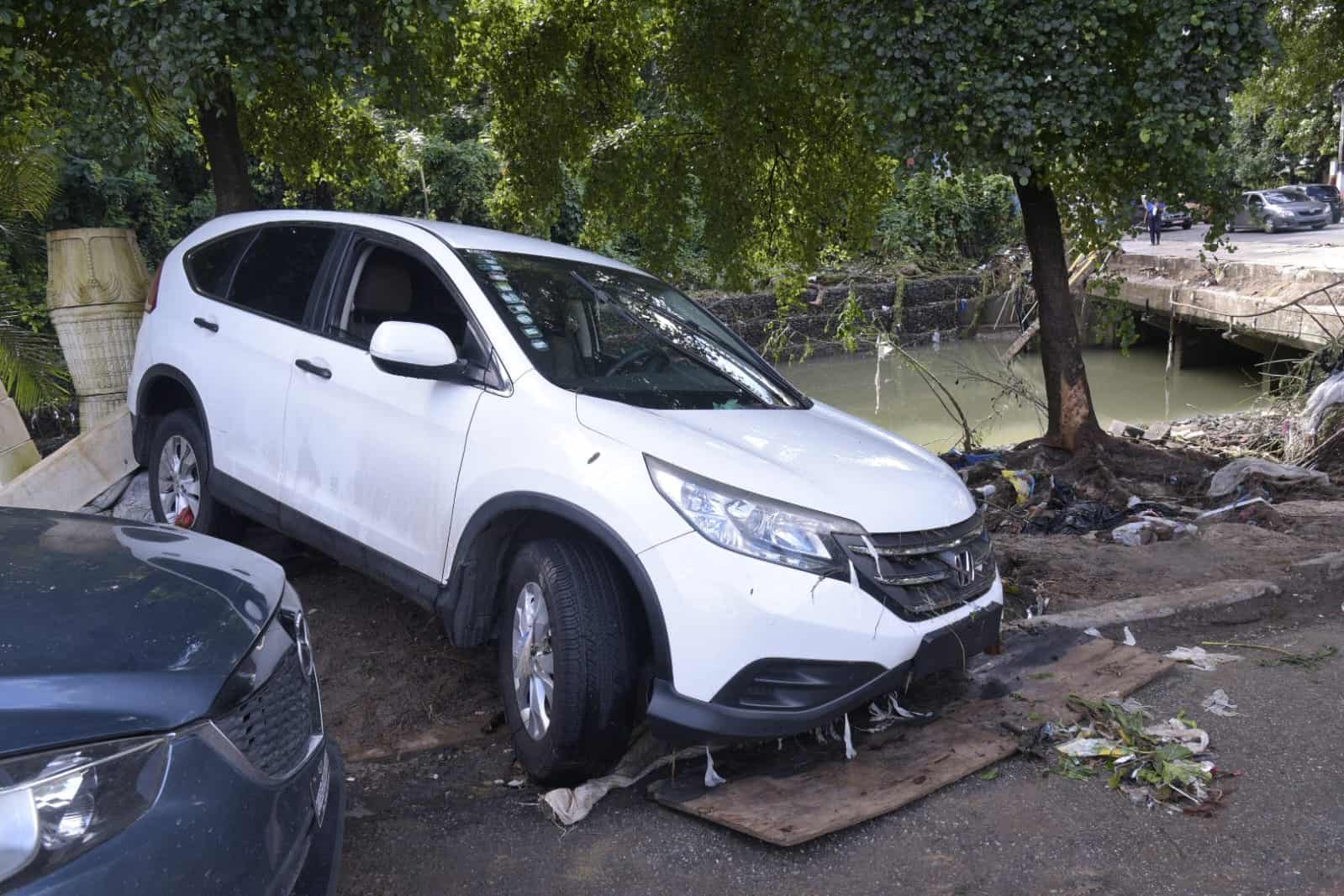 Vehículo afectado por las lluvias.