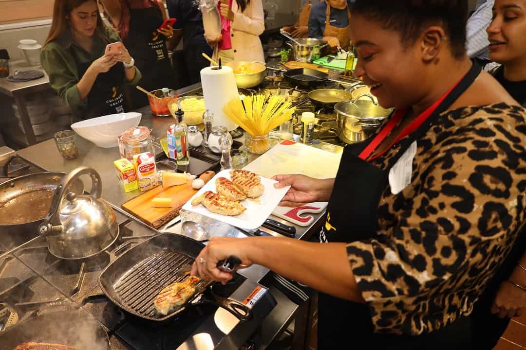 Los participantes preparan sus recetas durante el taller de cocina.