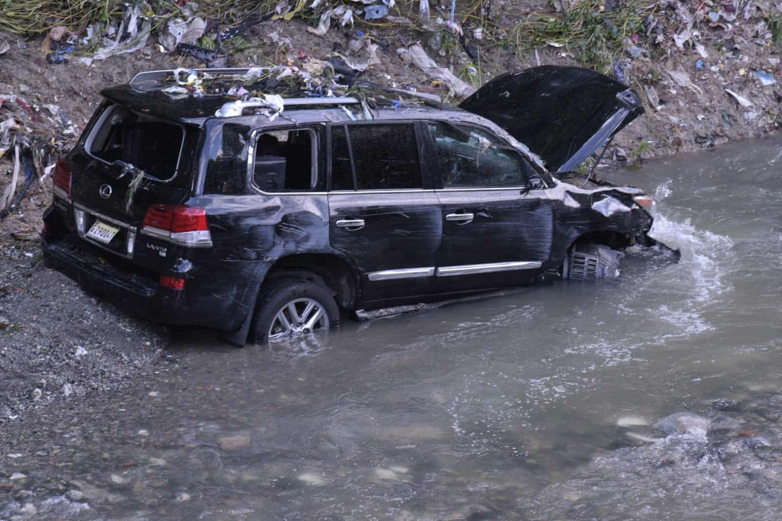 Vehículo afectado por las lluvias.