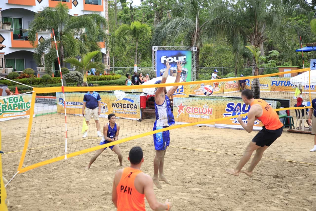 Acción en la jornada masculina del torneo de voleibol de playa Norceca, Hato Mayor 2022, el sábado 5 de noviembre en el Rancho Doña Callita.