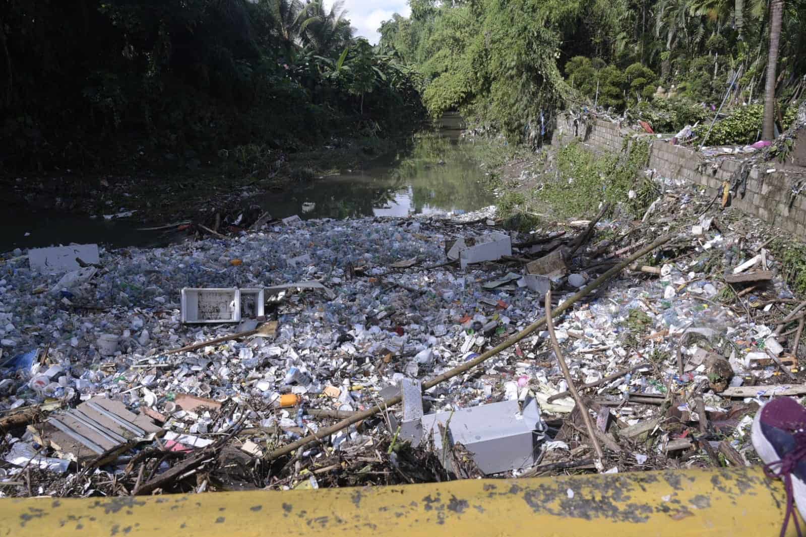 Cañada llena de basura.