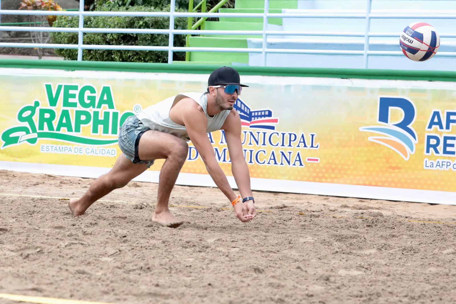 Acción en la jornada matutiva del sábado 5 de noviembre en el voleibol de playa Norceca, Hato Mayor 2022.