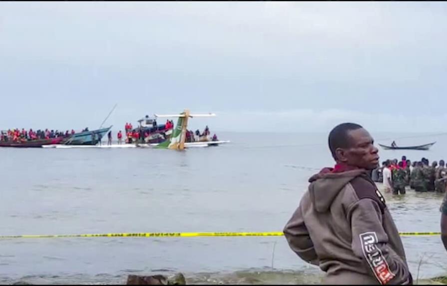 Suben a 19 los muertos por avión que se estrelló en lago Victoria en Tanzania