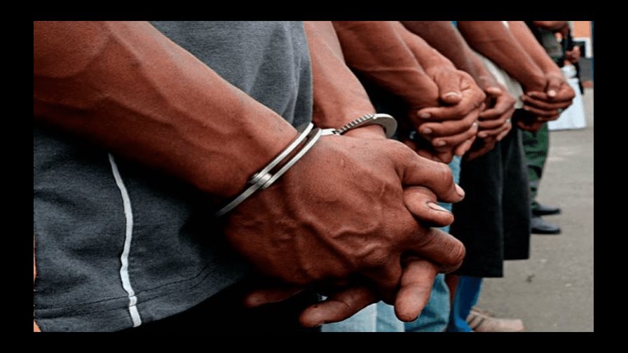 Militares venezolanos detienen a tres personas vinculadas a la minería ilegal Militares venezolanos detienen a tres personas vinculadas a la minería ilegal