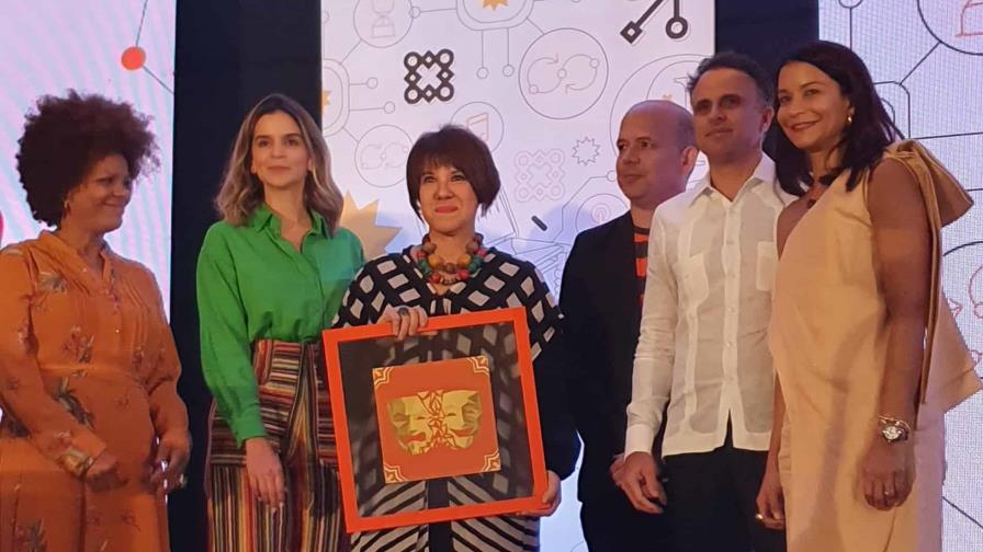 La actriz María Castillo recibe reconocimiento en II Foro Caribe Naranja