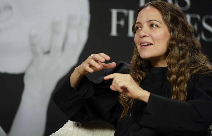 Natalia Lafourcade cruza desierto para “De todas las flores”