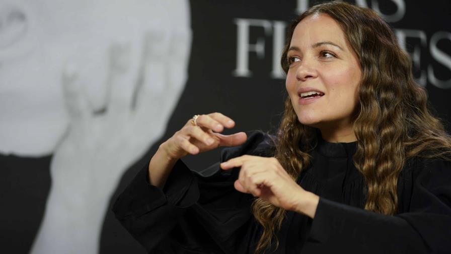 Natalia Lafourcade cruza desierto para “De todas las flores”