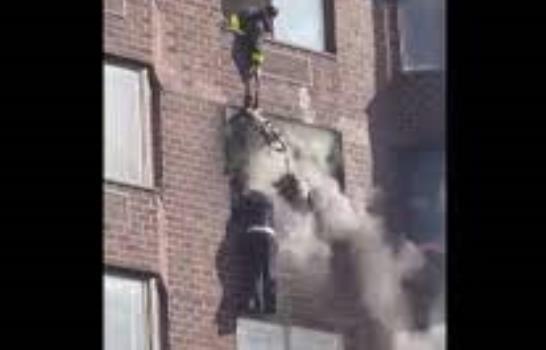 El agónico rescate de una mujer mientras colgaba de la ventana de un edificio en NY