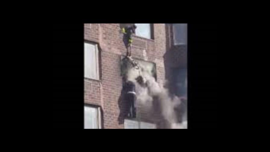 El agónico rescate de una mujer mientras colgaba de la ventana de un edificio en NY