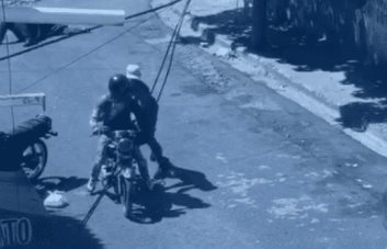 Video | Delincuentes matan a tiros a un policía retirado y le quitan pistola en Los Mameyes