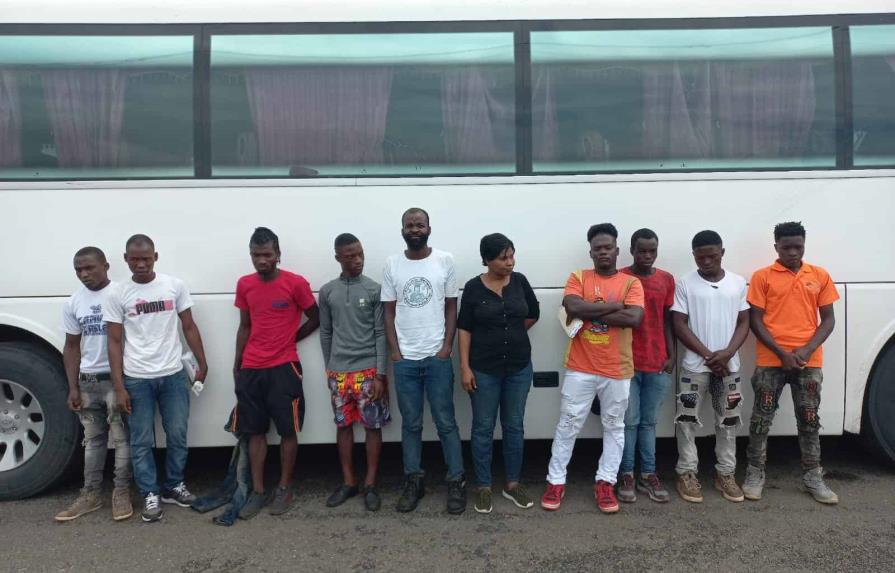 Migración detiene autobús con 23 haitianos indocumentados