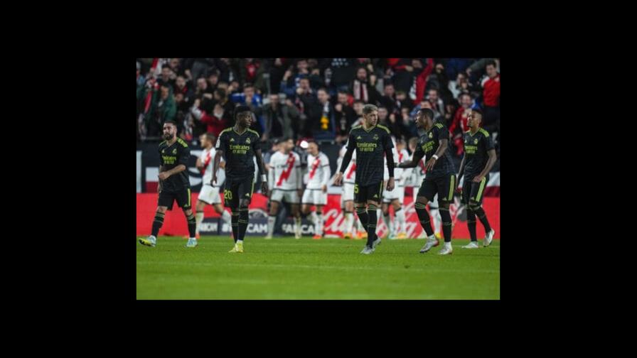 El Madrid se estrella en Vallecas y el FC Barcelona queda líder