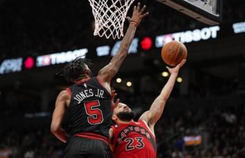 VanVleet regresa de lesión para guiar triunfo de Raptors sobre Bulls