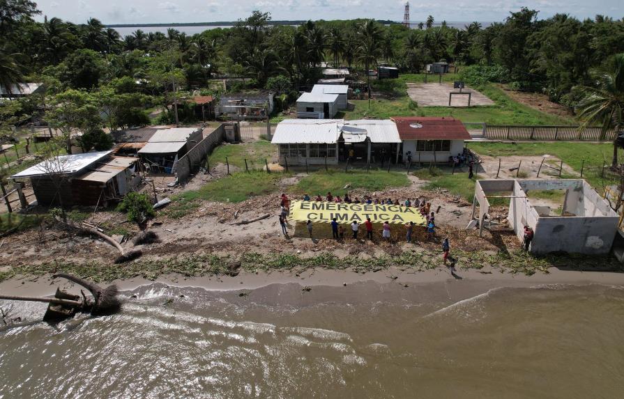 Surgen desplazados climáticos de un pueblo engullido por el mar en México