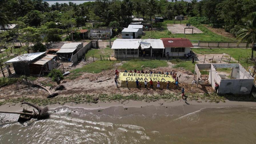 Surgen desplazados climáticos de un pueblo engullido por el mar en México