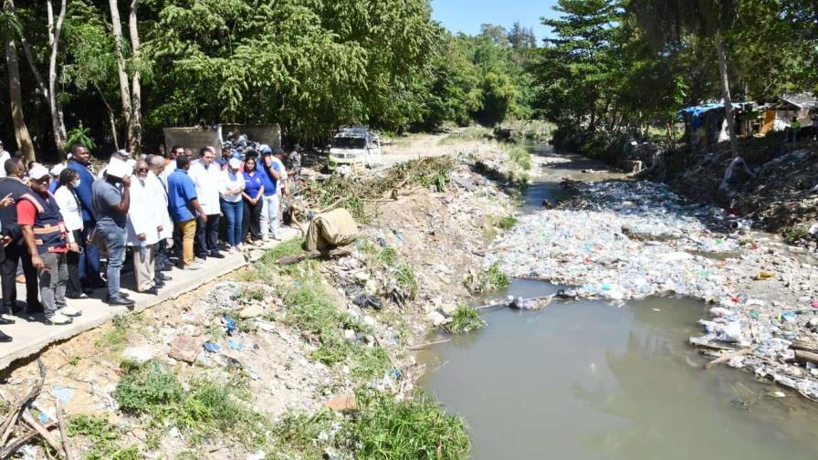 Ministro de Salud recorre zonas de Los Ríos y La Puya afectadas por fuertes lluvias