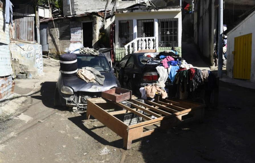 Sacando lodo de las viviendas, así amaneció el sector Las Ochocientas en Los Ríos