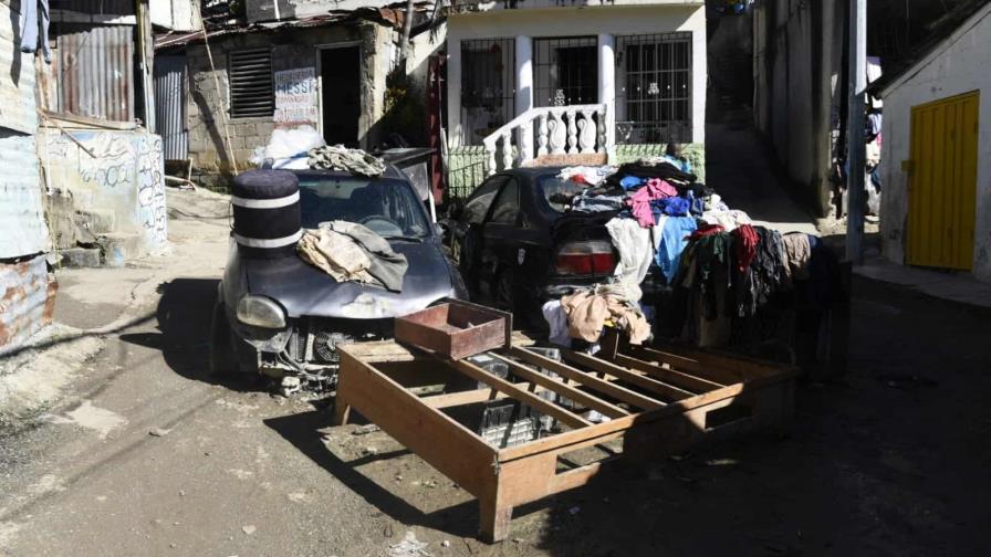 Sacando lodo de las viviendas, así amaneció el sector Las Ochocientas en Los Ríos