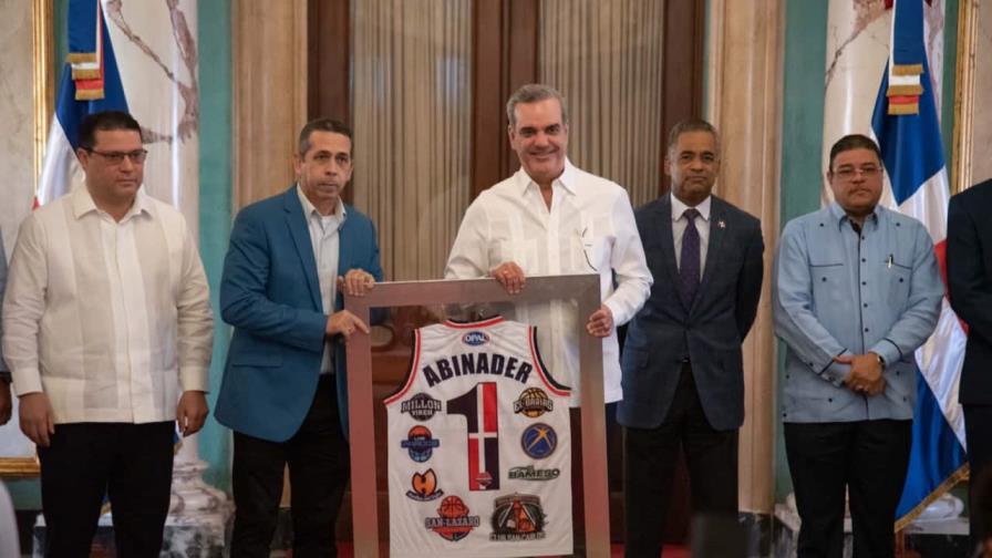 Abinader promete remodelar el Club Bameso tras su victoria en baloncesto Abinader promete remodelar el Club Bameso tras su victoria en baloncesto