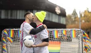 Colectivo LGBTI protesta contra el Mundial ante el Museo de la FIFA en Zúrich