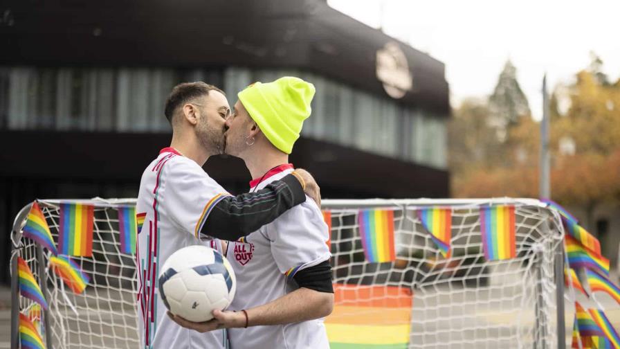 Colectivo LGBTI protesta contra el Mundial ante el Museo de la FIFA en Zúrich