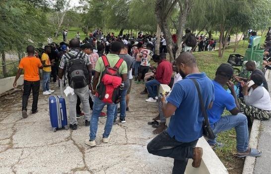 Desalojan a migrantes haitianos y venezolanos de un campamento en la frontera de México