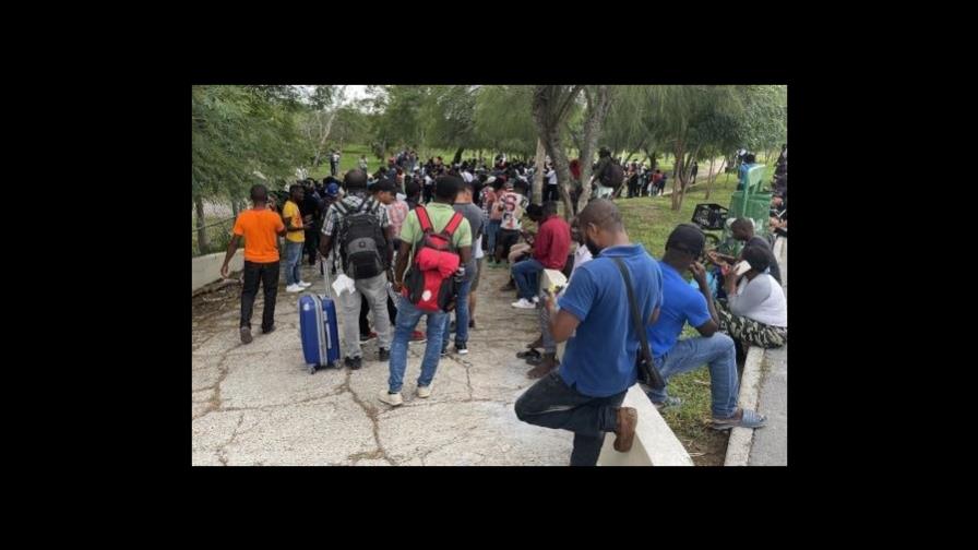 Desalojan a migrantes haitianos y venezolanos de un campamento en la frontera de México