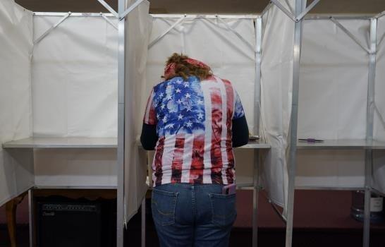 Incidencias con máquinas de voto y papeletas por correo marcan las elecciones en EE.UU.