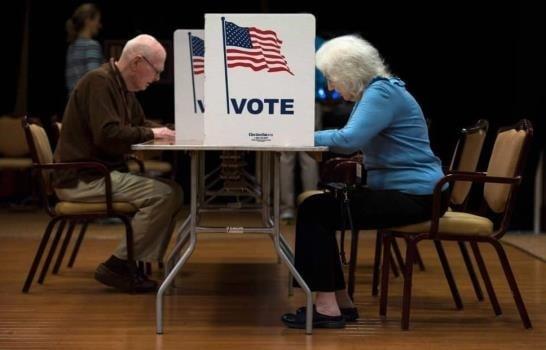 Republicanos piden mantener abiertos por tres horas centros electorales de Maricopa 