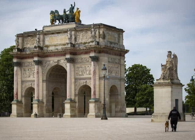 El Museo del Louvre parisino inicia la restauración de su Arco de Triunfo del Carrusel