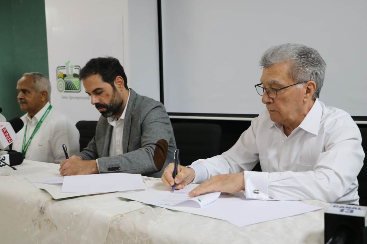 El director general de la Fundación Acodea, Manuel Nogales, y el presidente del Consejo de Directores de la JAD, José Rafael Comprés.&nbsp;