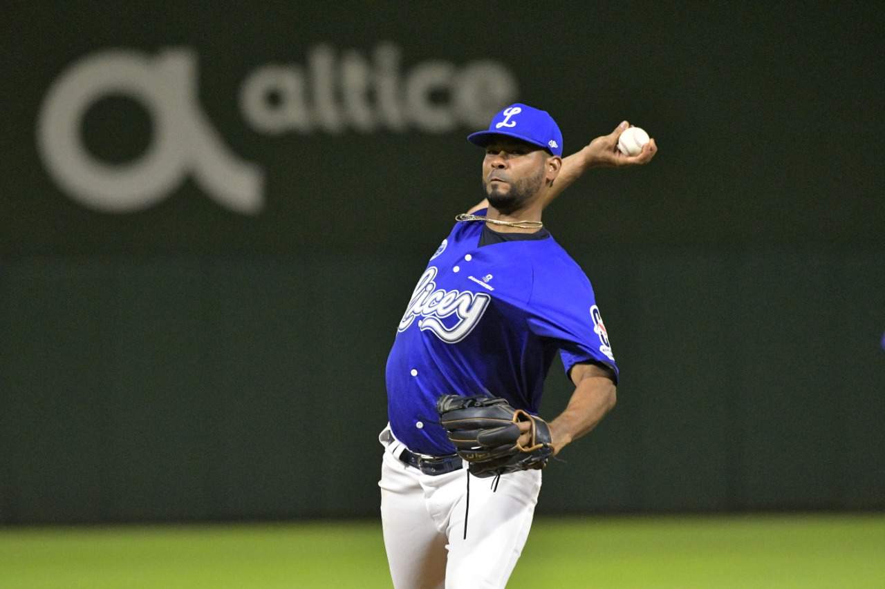 Esmil Rogers, Tigres del Licey, con 0.55, lidera el departamento de efectividad de la pelota invernal, luego de la jornada de ayer.