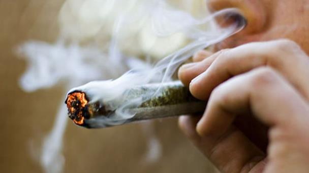 Autoridades de Nueva York comienzan redadas por venta de marihuana sin permiso