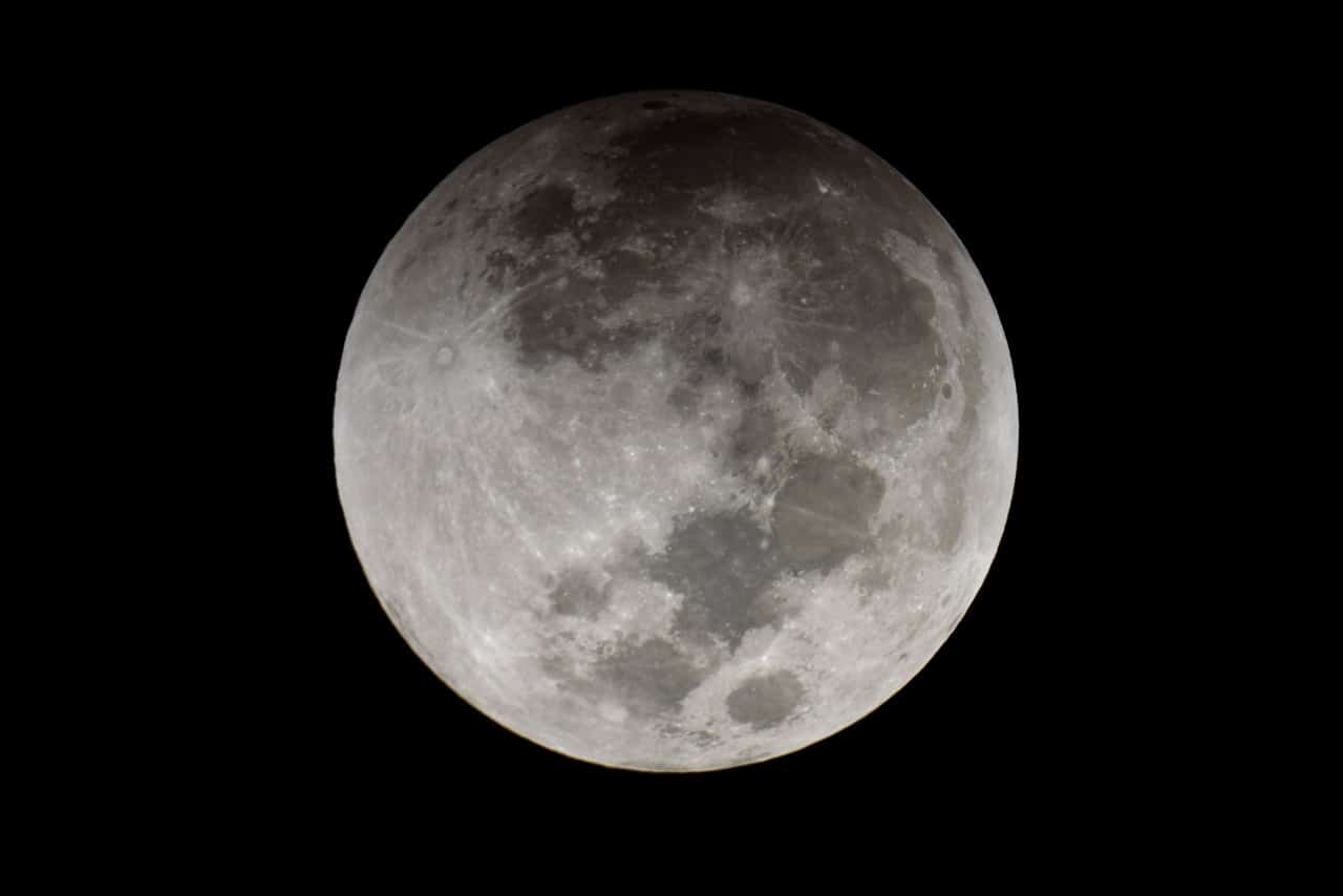 La luna llena sobre el cielo de Santo Domingo se eclipsó la madrugada del martes 8 de noviembre de 2022.
