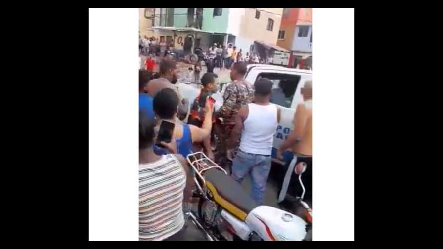 Patrulla policial impide comunitarios linchen delincuentes Patrulla policial impide comunitarios linchen delincuentes