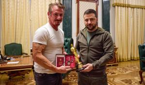 Sean Penn entrega a Zelenski su Oscar, que dejará en Kiev hasta la victoria