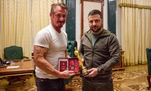 Sean Penn entrega a Zelenski su Oscar, que dejará en Kiev hasta la victoria